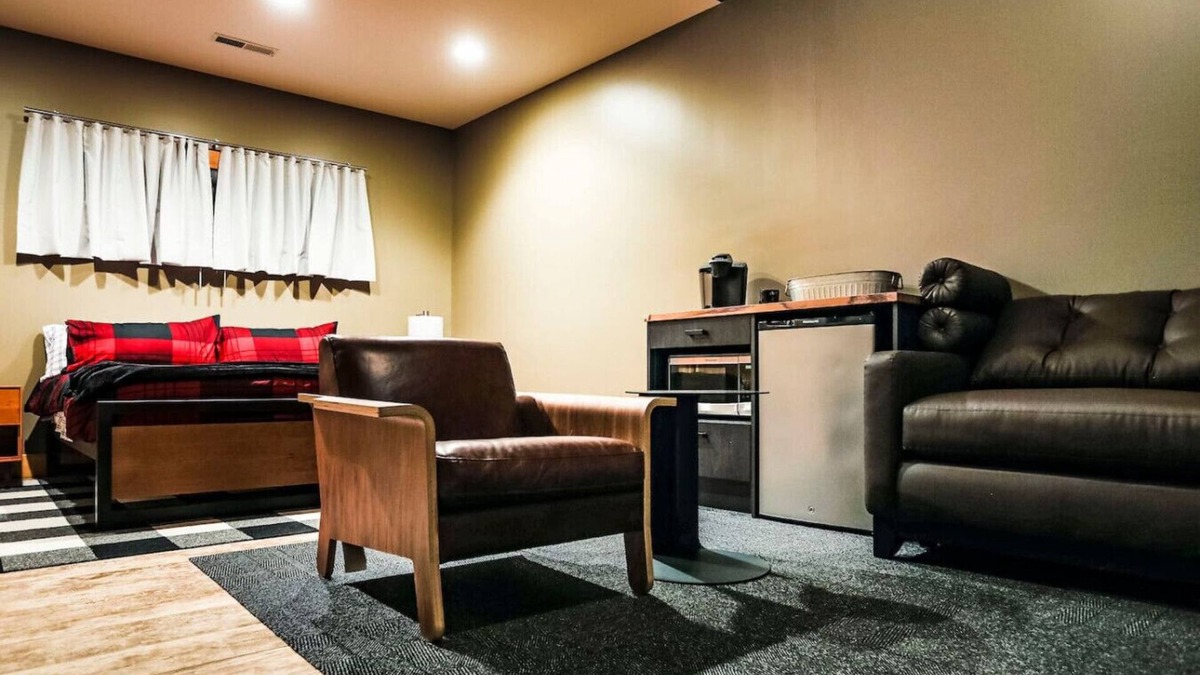 Maple Hill Hotel | King Cabin Room Honeybee