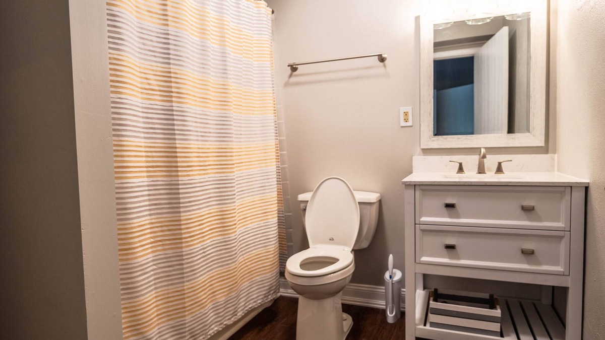 Lafayette Condo | King Centered Downtown Lafayette