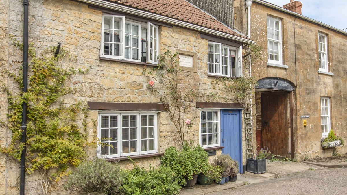 Broadwindsor Cottage | KING CHARLES COTTAGE, pet friendly, with open fire in Broadwindsor