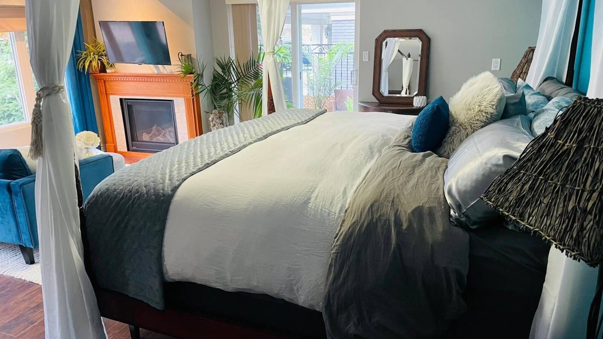 Oakville House | King Comfort Meets Style Lia’s Designer Retreat by the Lake Oakville Stay