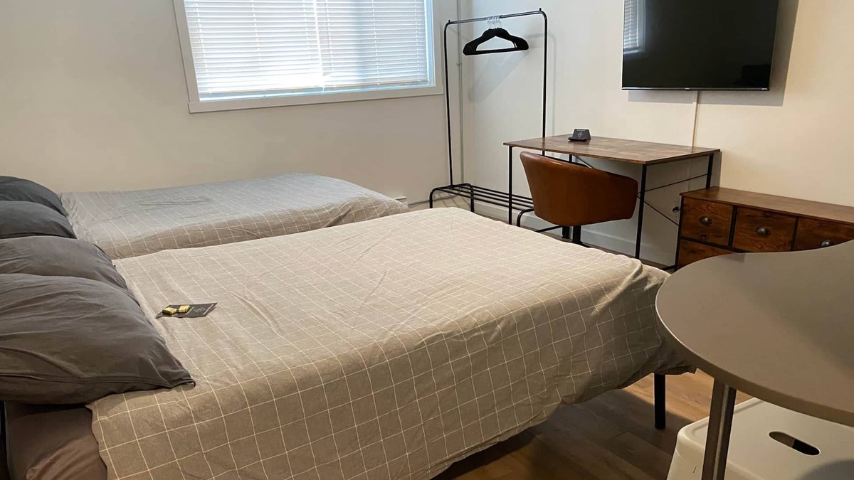 Clairmont Apartment | King Exec Suite w Kitchenette Modern and Trendy!