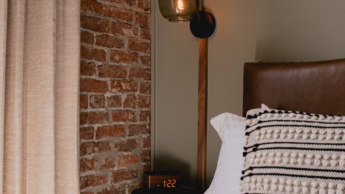 Jacksonville Hotel | King Guest Room at The Jacksonville Inn