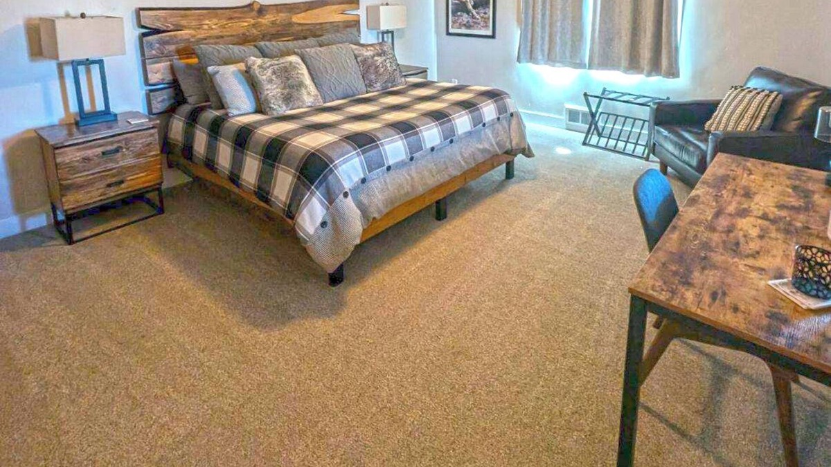 Tamarack Resort Apartment | King Guest Suite with Private Bath