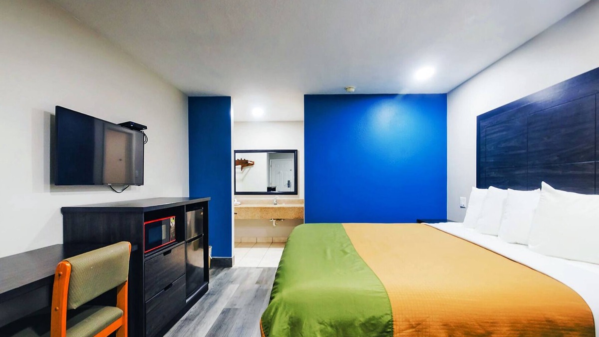 Wharton Hotel | King Kitchenette Non-Smoking Room at Scottish Inns and Suites