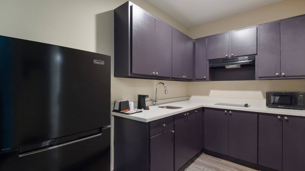 Hitchcock House | King Kitchenette Non-Smoking, Scottish Inns, Free Parking, Near Galveston Beach