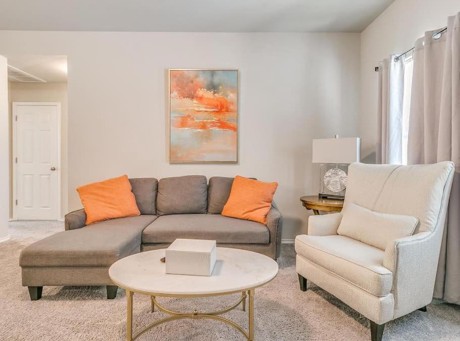 Mustang House | -King-New Construction-Self Check-In-A C-W D-4 TVs