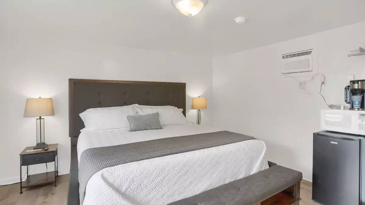 Halifax Apartment | King room 101 at Halifax Innnn