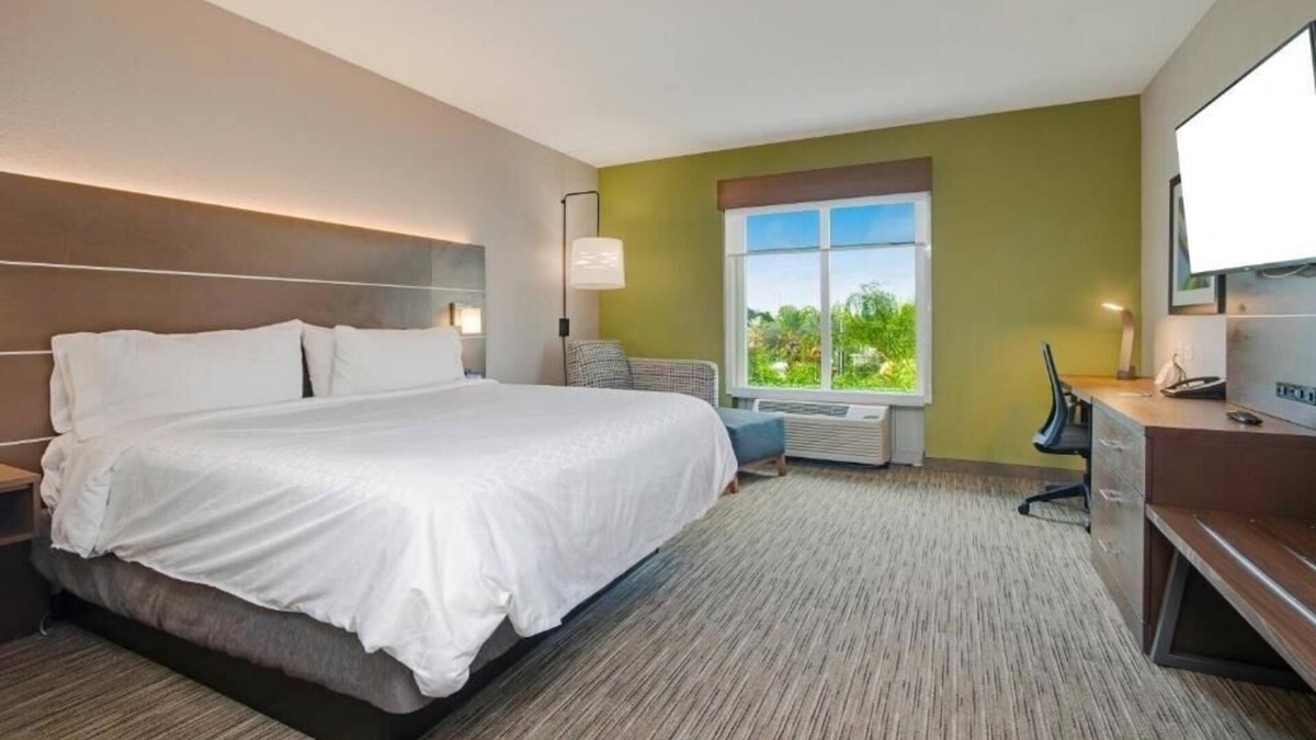 Apopka Apartment | King Room Near Boston Lobster Feast ORL