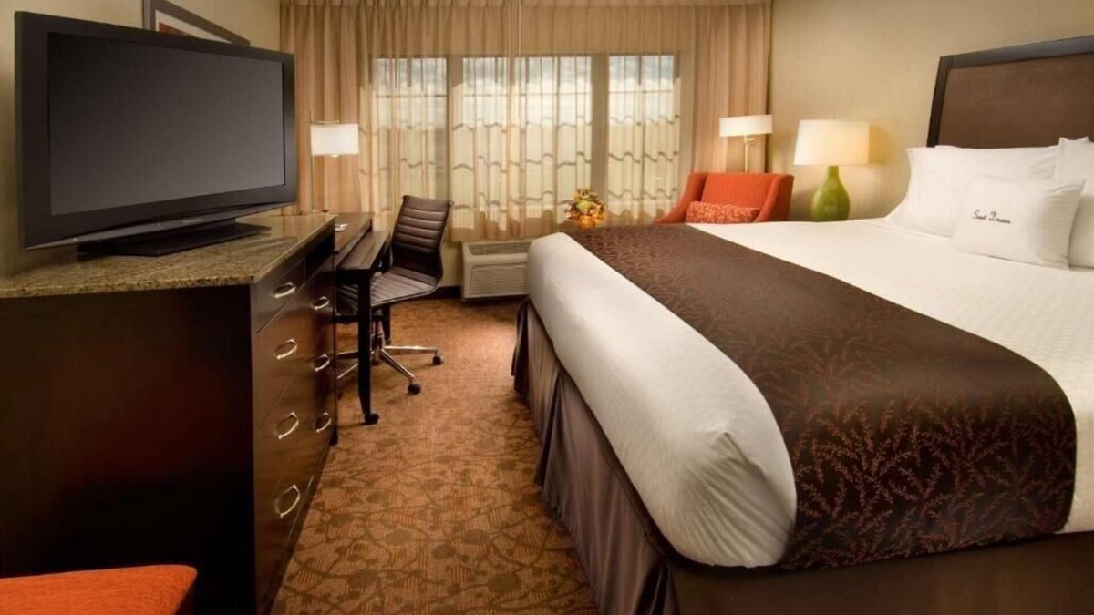 Dulles Town Center Apartment | King Room Near Dulles Gymnastics WDC