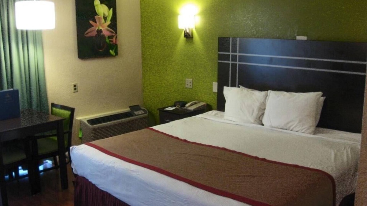 West Colonial Apartment | King Room Near Rock Lake ORL