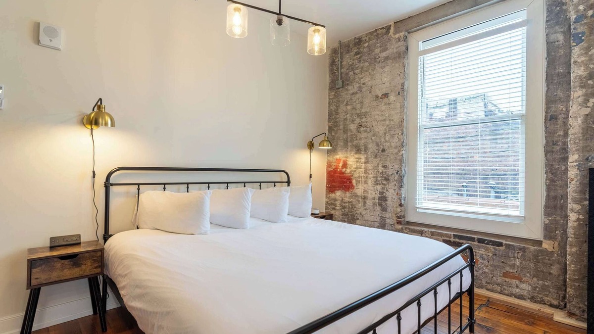 Frankfort Hotel | King Room Summary: Hi