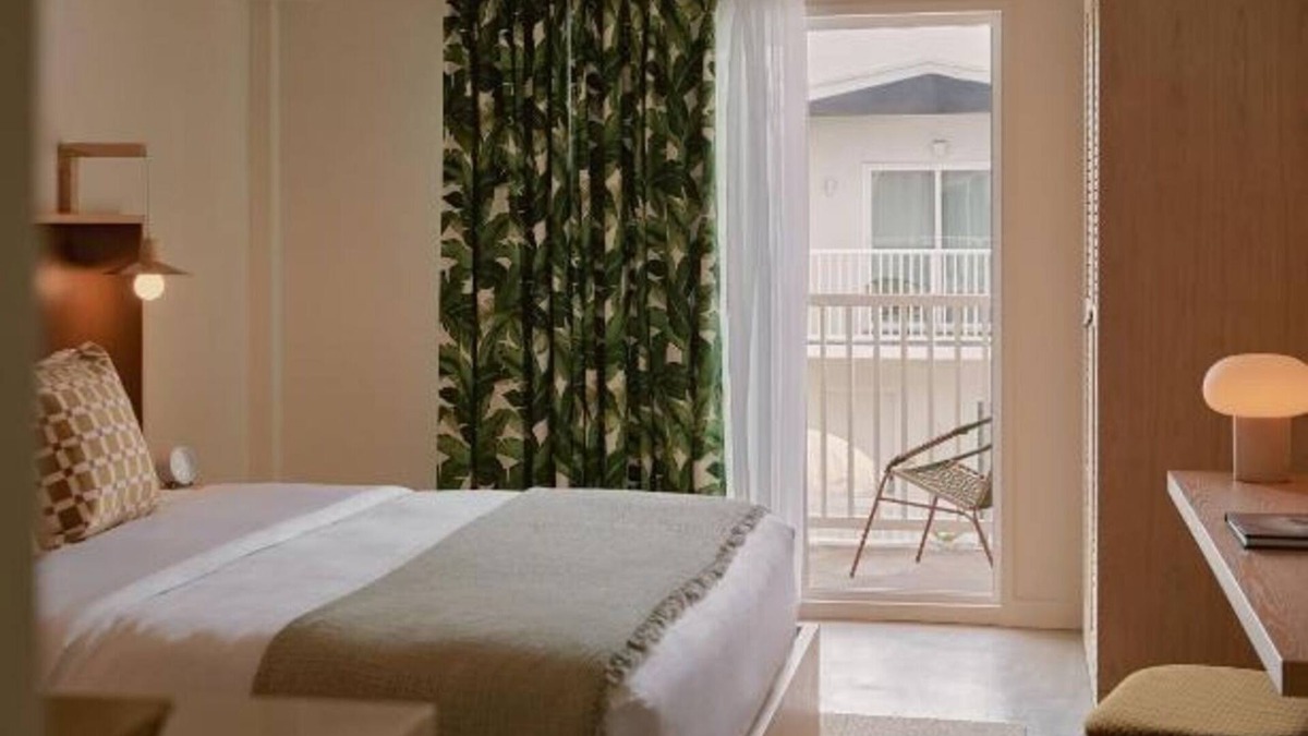 San Jacinto Hotel | King Room w/Balcony Overlooking Courtyard Pool + Rooftop Bar