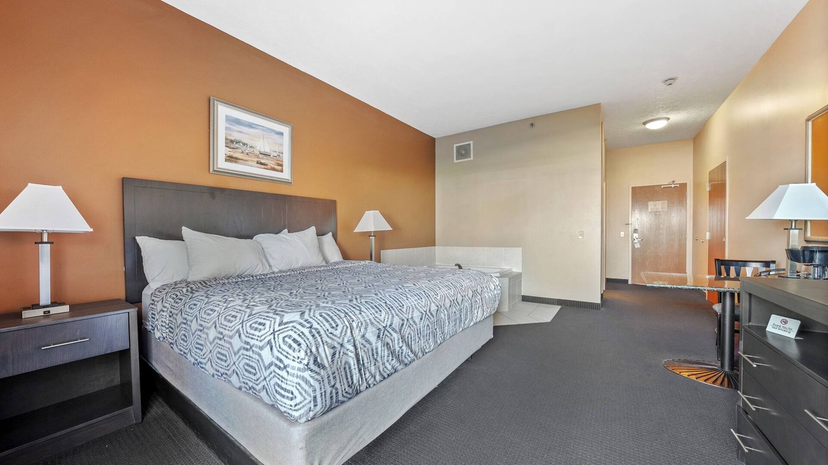 Put-in-Bay Hotel | King Room with Jetted Tub & Lakeview