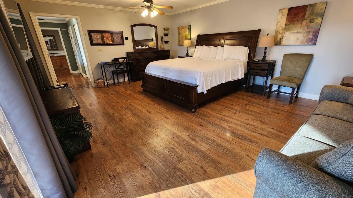 Lookout Valley Neighborhood Association Cabin | King Room with Sleeper Sofa and Balcony