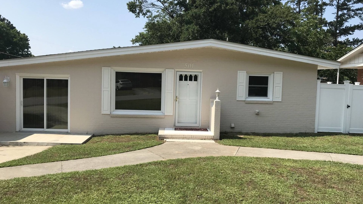 Goldsboro House | KING'S COURT - Entire House - 3 Bedrooms - Cozy, Comfortable & Clean