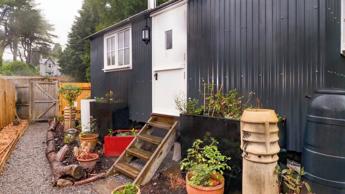 Nantgarw Cottage | KING'S CWTCH SHEPHERD'S HUT, pet friendly, with open fire in Pentyrch