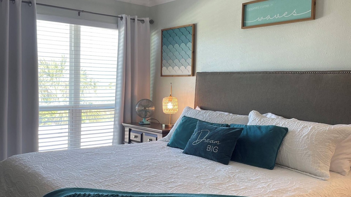 Galveston Condo | King size bed, 20% off 7 day or more rental!