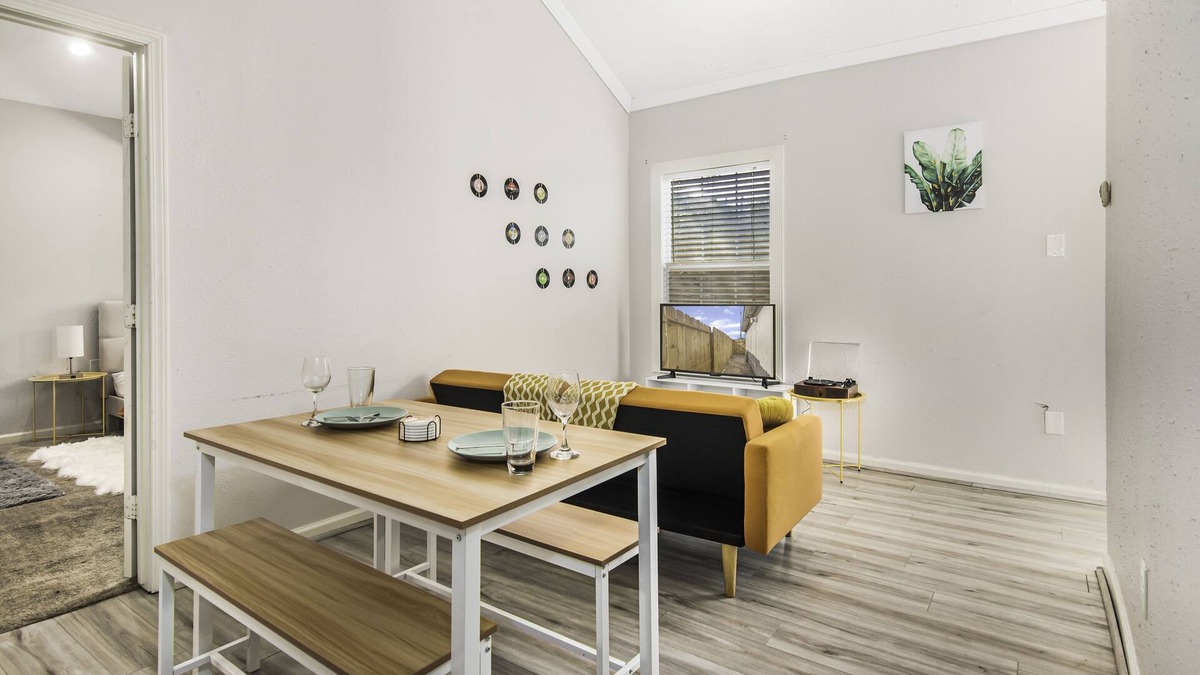 Central Southwest House | King Size Bed And Free Garage Included: Retro Vibes
