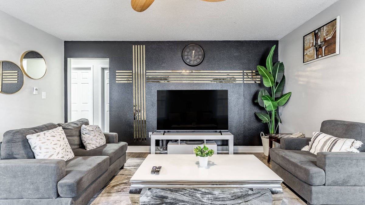West Newton House | King Size Bed Bungalow with a Gym in Indianapolis