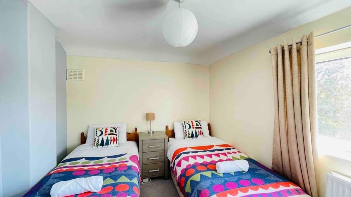 St Ives House | King size bed Fast Wi Fi, Garden space, parking,n