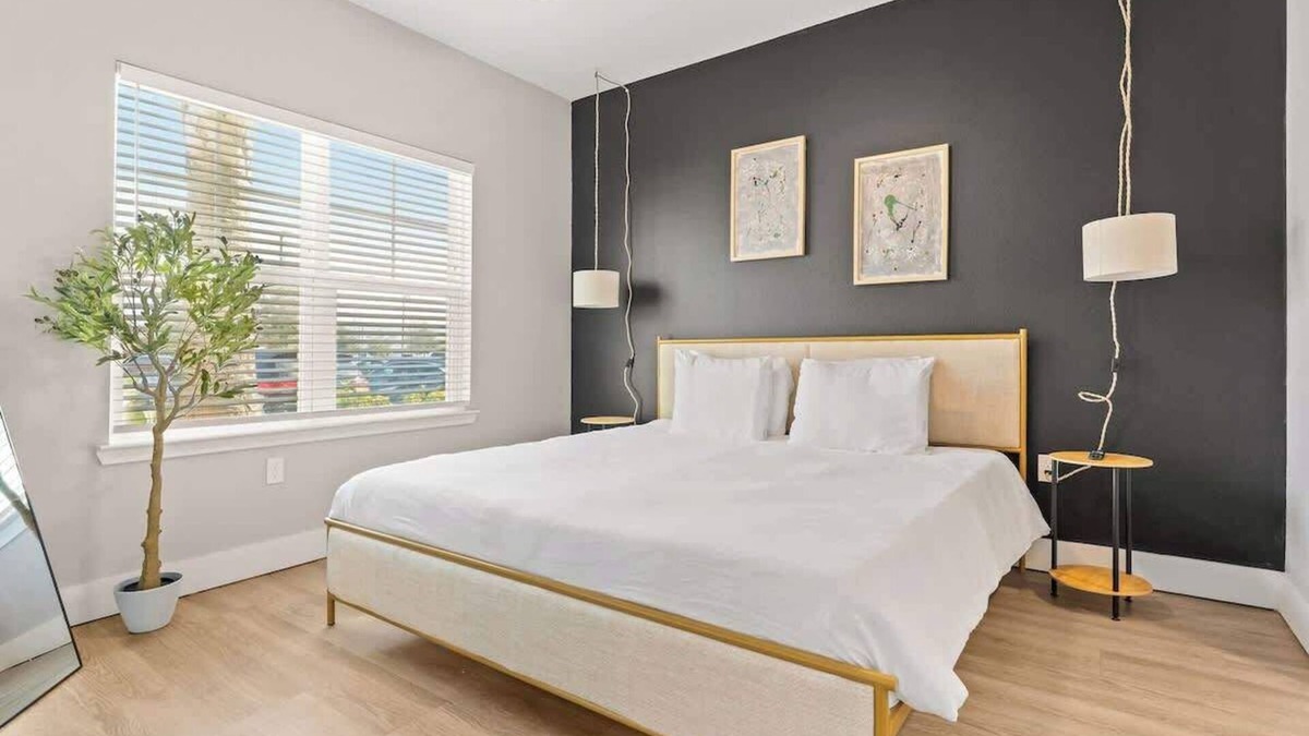 Southeast Orlando Apartment | King-Size Bed Haven, Resort Pool, & Pet-Friendly