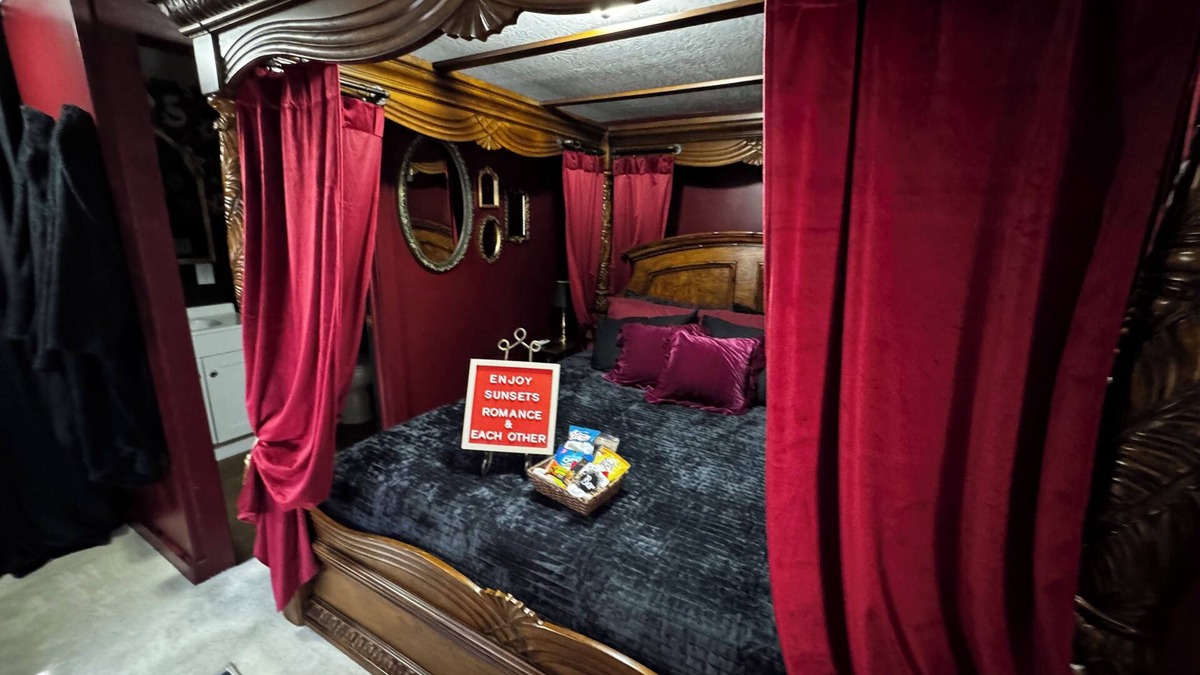 Hillsboro House | King size Bed & Hot Tub for those romantic getaways!