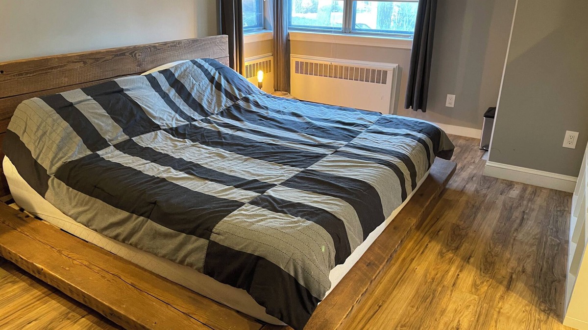 Silver Spring House | KING-SIZE BED in Master Bedroom & TWO SLEEP SOFAS IN BDRM 2 - SUITE 63.