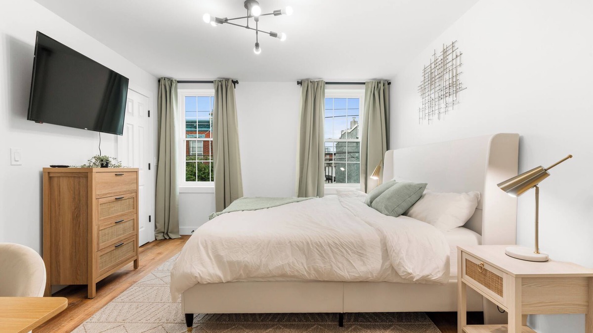 North Philadelphia House | King Size Bed, Modern, Close to Public Transportation and Eateries
