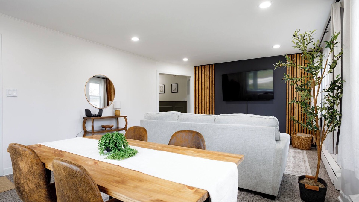 Lockport Apartment | King Size Bed, Near Hwy, Work Desk, Parking Just A Few Feet Away