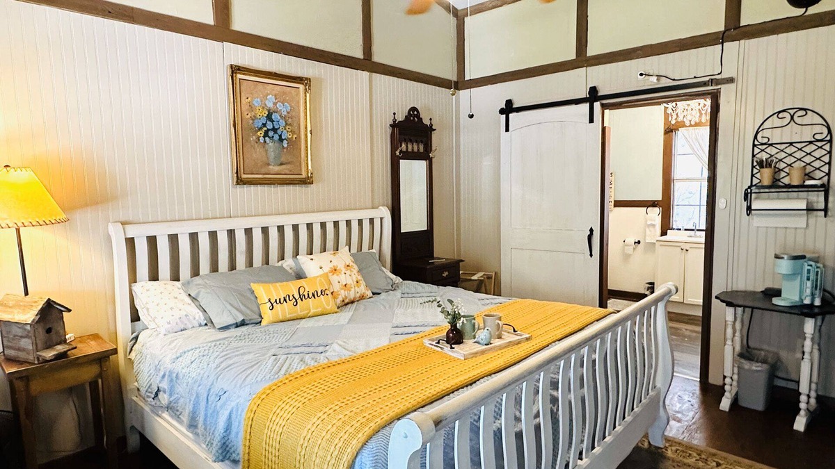 Canton Cottage | King Size Bed Suite Closest to First Monday Trade Days