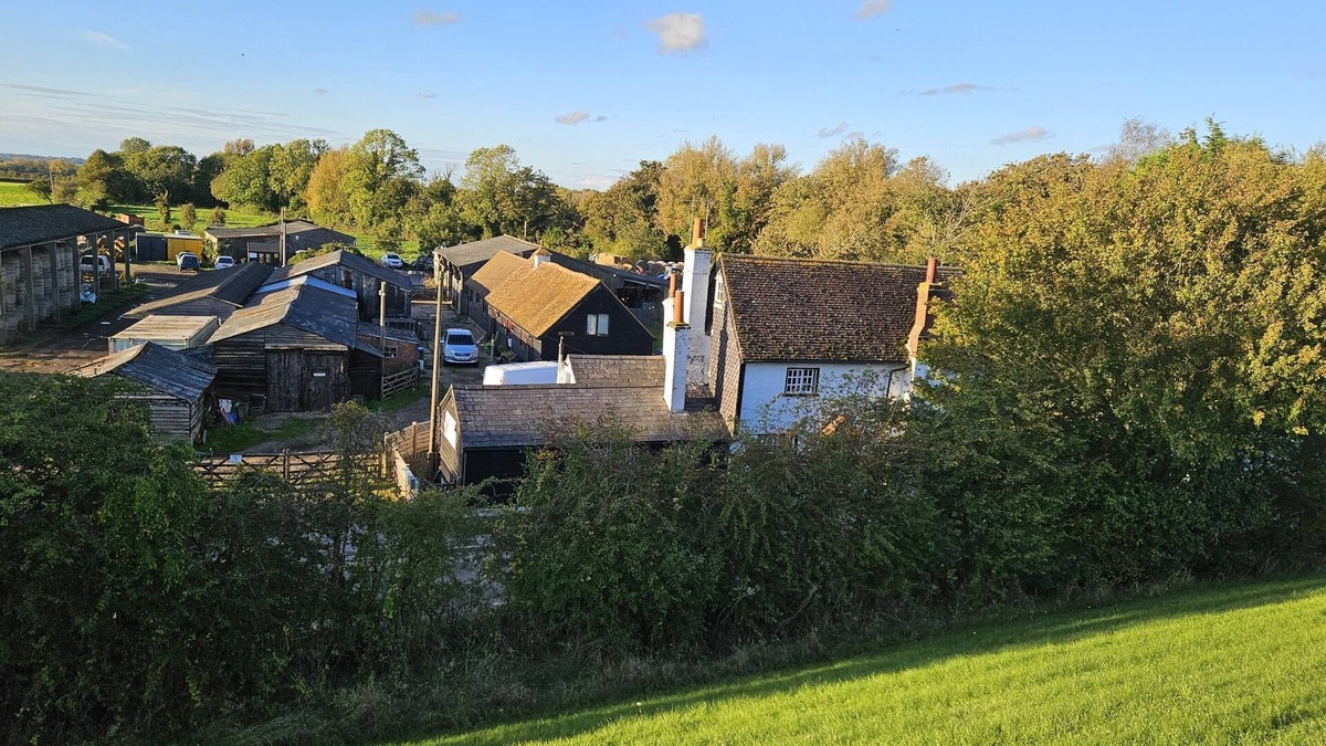 Tring Bed & Breakfast | King size Bed with Roll top bathroom en-suite