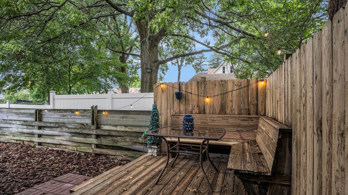 Carlisle House | King Size Beds! Close to Carlisle Fairgrounds! Private Deck!