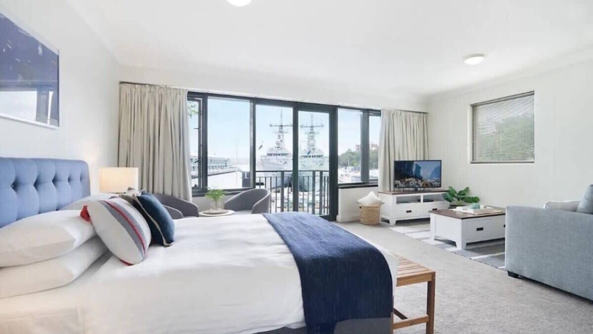 Woolloomooloo Apartment | King Size Studio With Water View, Walk To The City