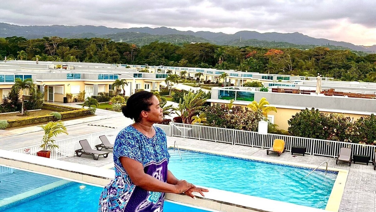 St. Ann's Bay Villa | KING SIZE Suite with Pool and beach