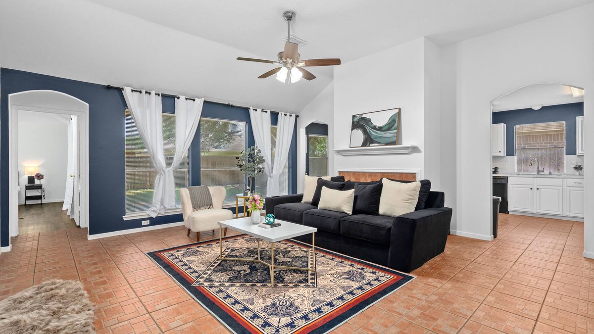 Cypress Apartment | King sized bed Driveaway parking Private Backyardn