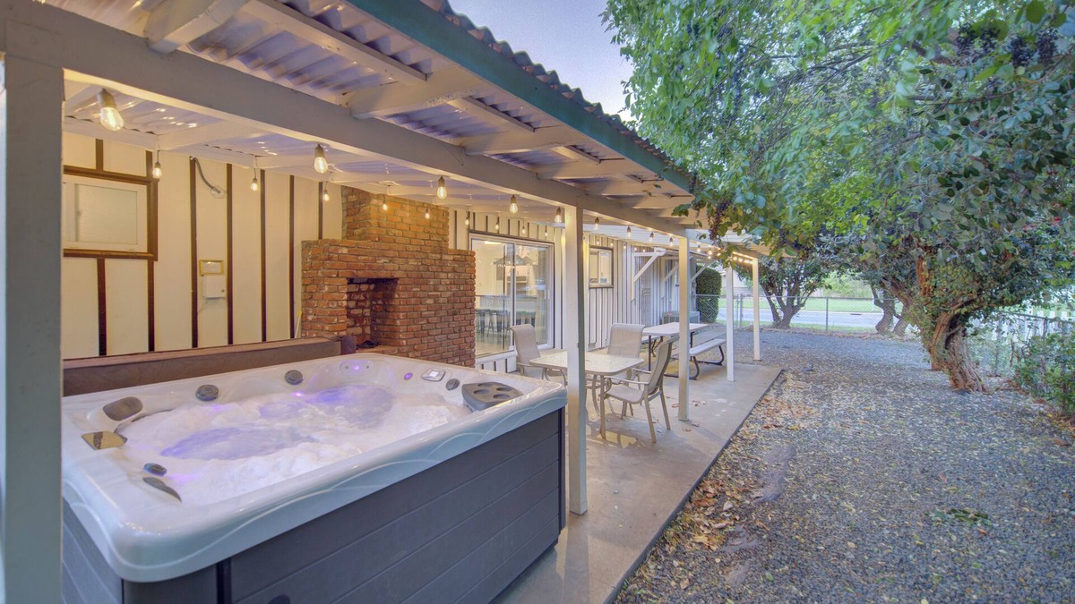 Chico House | King Sized Beds, Large Outdoor and Indoor Space