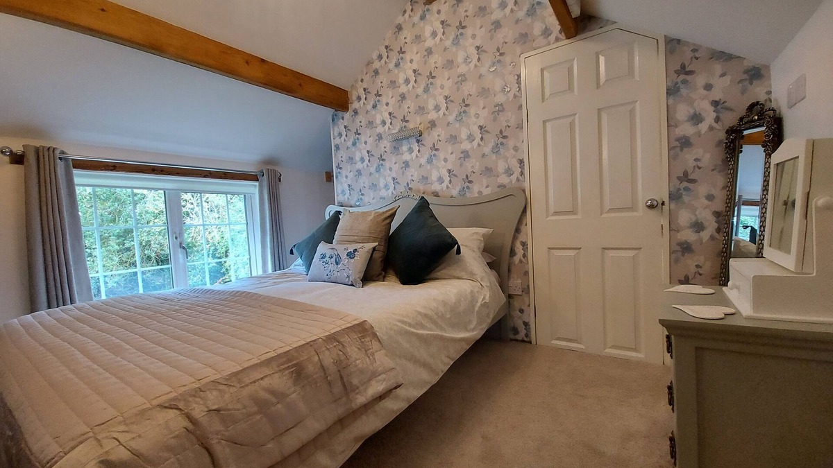 Chorlton-by-Backford Cottage | King sized double room - ensuite - garden view