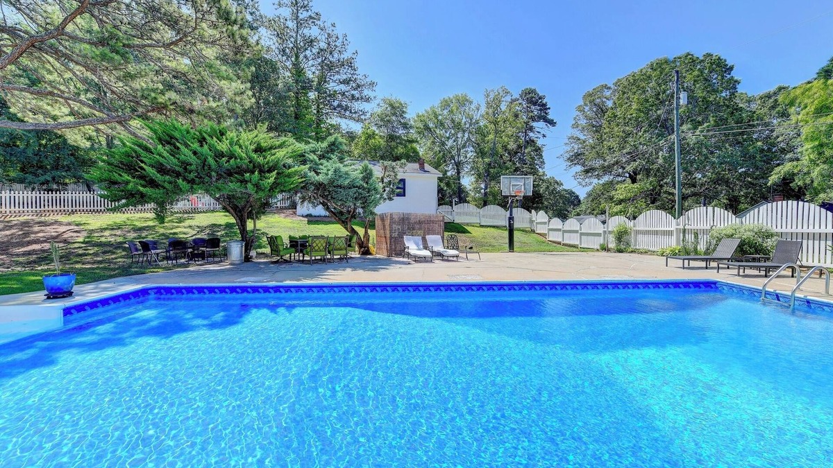 Suwanee House | King St RETREAT- PvT pool, bball, ping pong, Pets OK