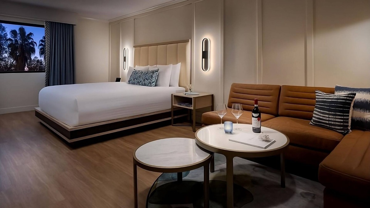 Woodland Hills Hotel | King Standard, The Anza A Calabasas Hotel, Pool, Near Lake Calabasas Park