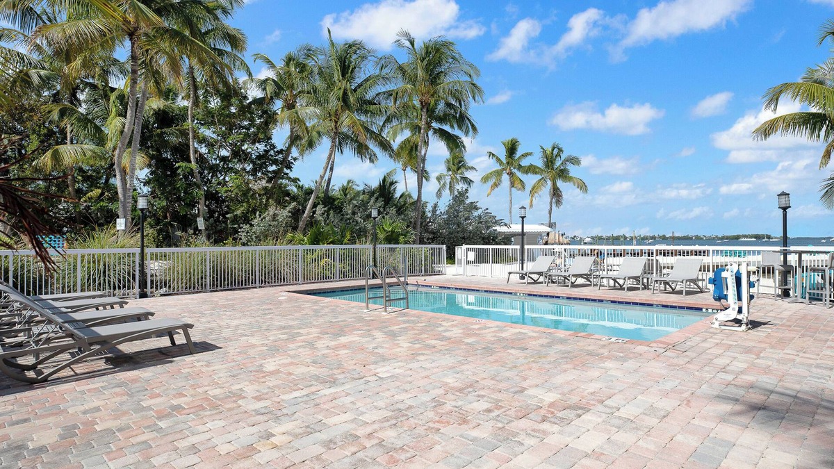 Key Largo Hotel | King Stay Near the Beach! Balcony & Kitchen | Perfect for Key Largo Getaways
