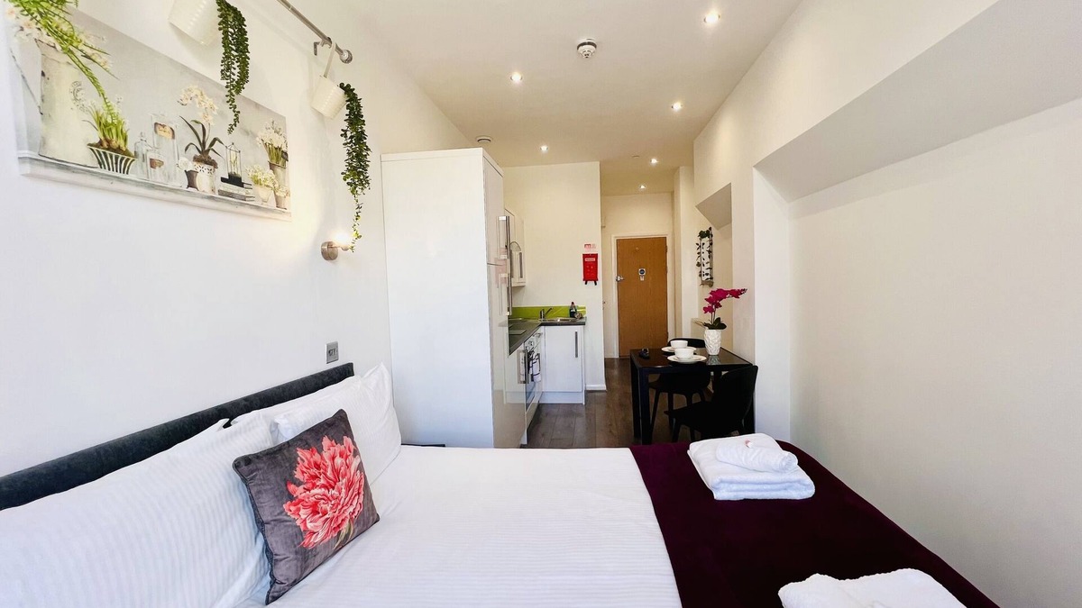 Barbican Apartment | King Studio Apartment in the City Centre with private En-Suite shower room