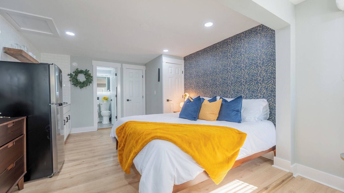 Blacksburg Apartment | King Studio - Blacksburg Suites