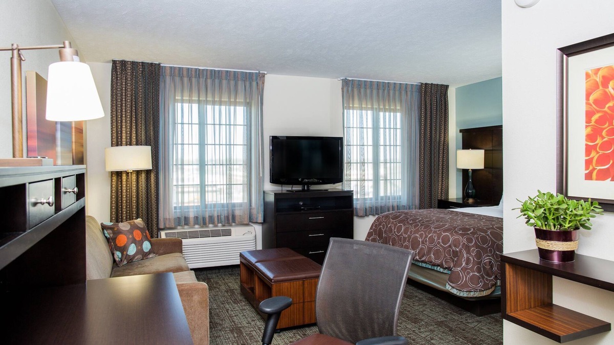 Marquette Apartment | King Studio. Free Breakfast Buffet. Downtown Marquette. Great for Business Travelers!