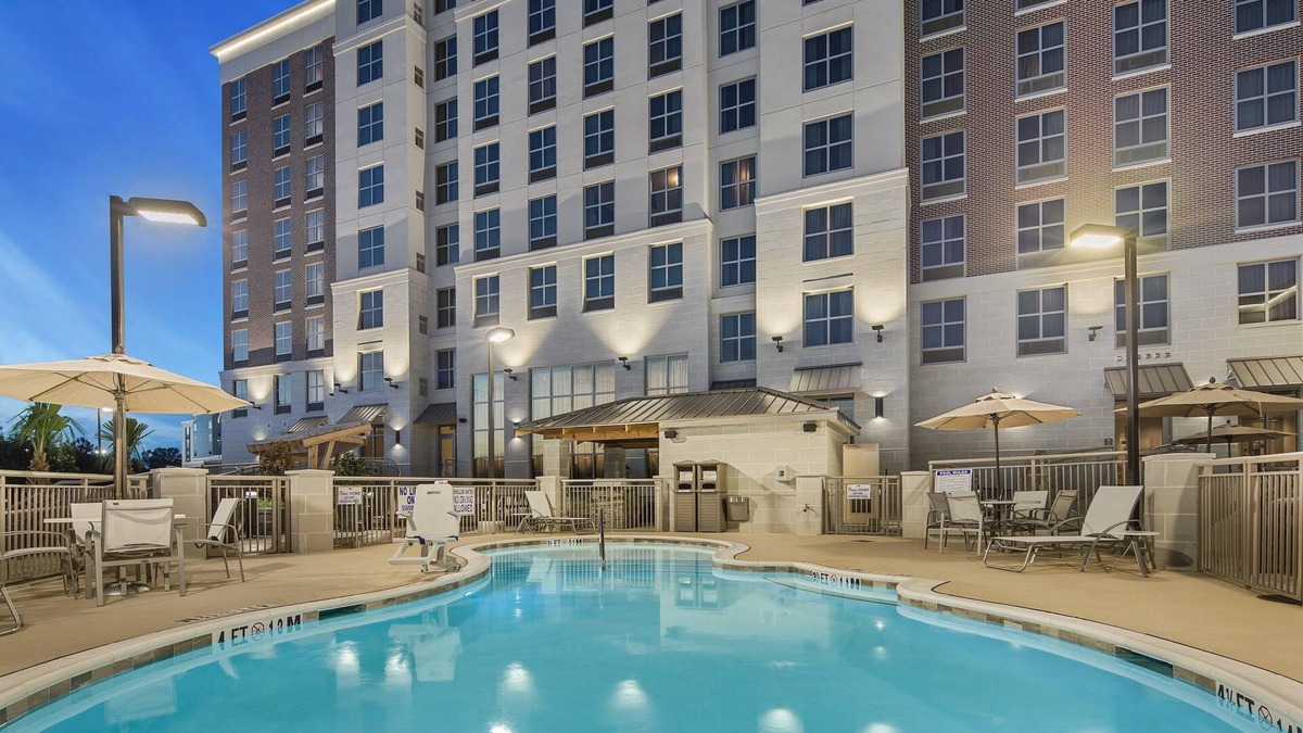 Florence Apartment | King Studio. Free Breakfast, Outdoor Pool. Near Florence Center!
