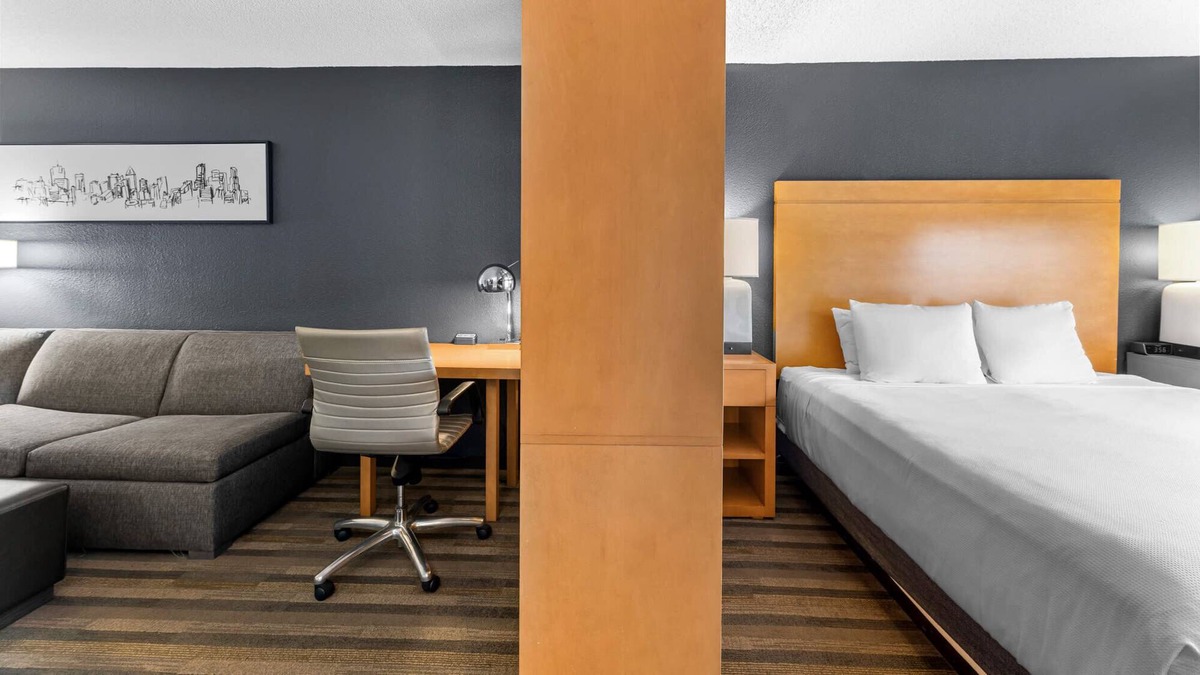 Gateway Apartment | King Studio & Pullout - Domain Area with a pool!