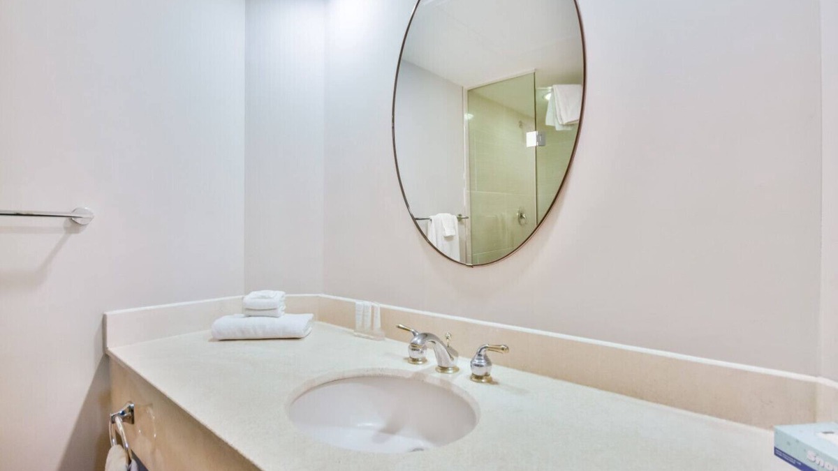 Oro-Medonte Condo | King Studio Suite at Highland Estates-Heated Pool