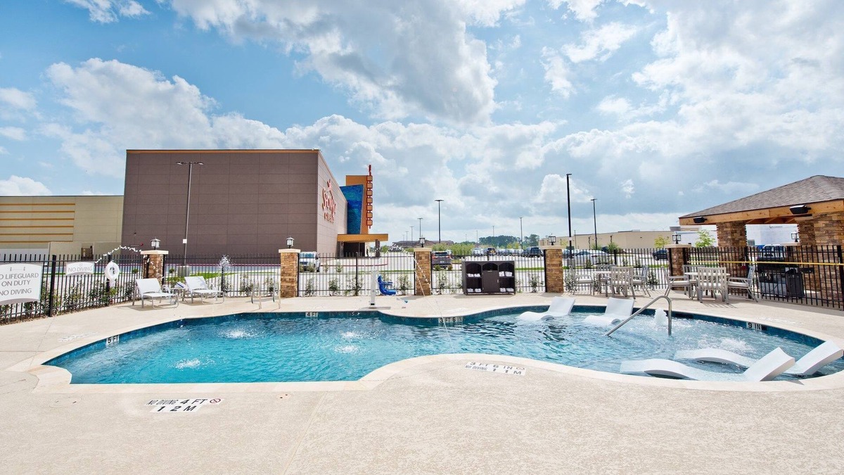 Humble Apartment | King Studio with Gym + Seasonal Pool Access | Free Daily Breakfast!