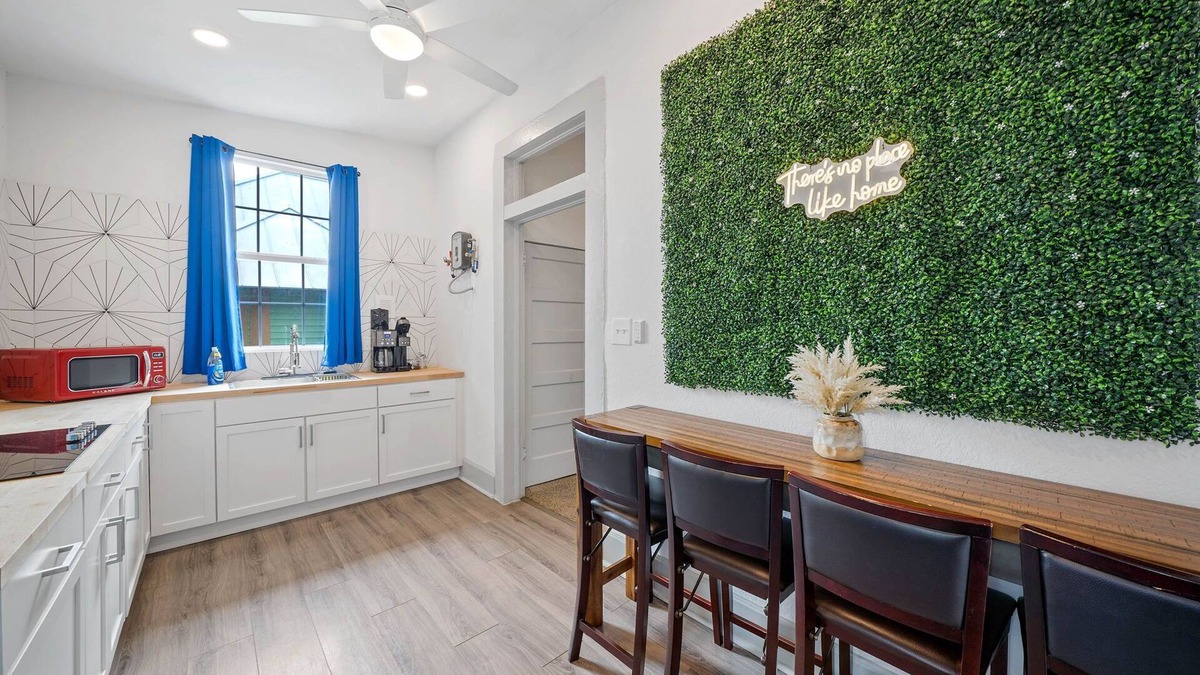 Alta Vista Apartment | King Suite 30+ Day Stay l Near Downtown & Airport