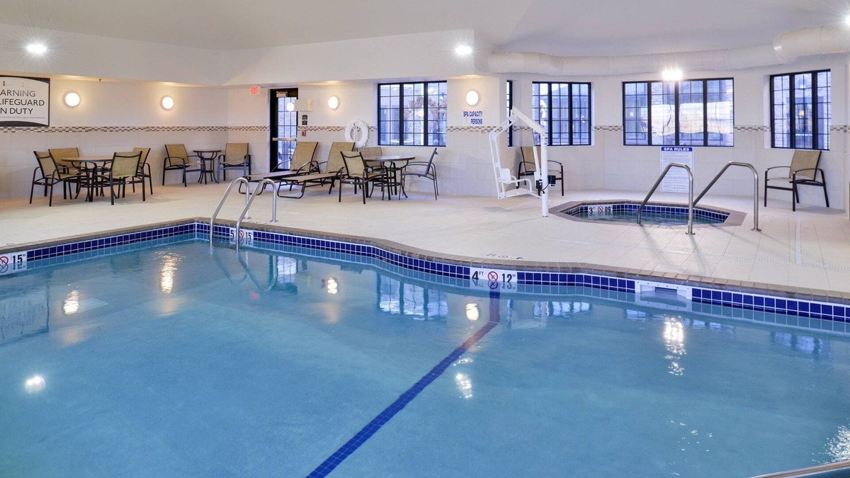 Rochester Condo | King Suite Close to Mayo Clinic! Free Breakfast. Pool & Hot Tub.