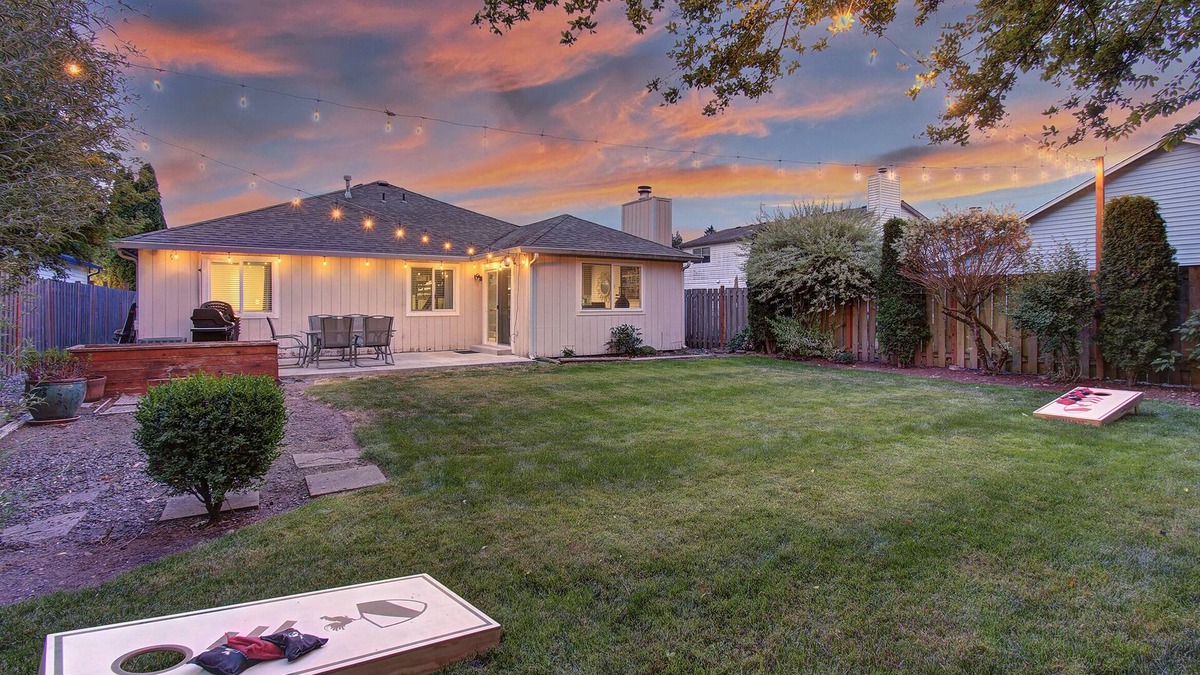 Vancouver House | King Suite family friendly house 15 mins to PDX